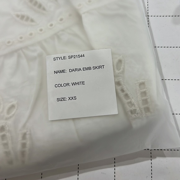 🆕Generation Love Daria Embroidered Skirt White Scalloped Edge Design Sz XXS - Picture 3 of 7
